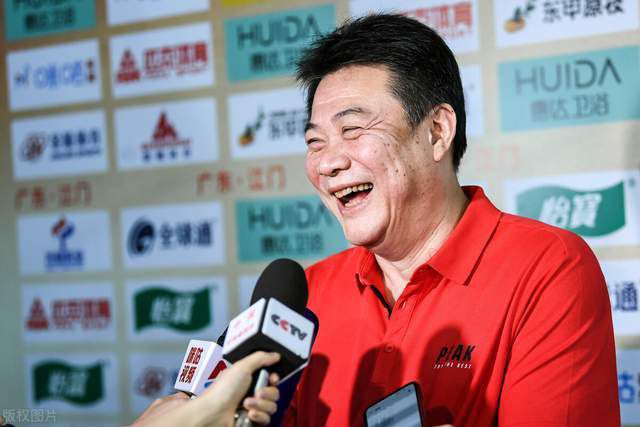 丈母娘马岚去棋牌室打麻将还没回来，萧初然也没下班